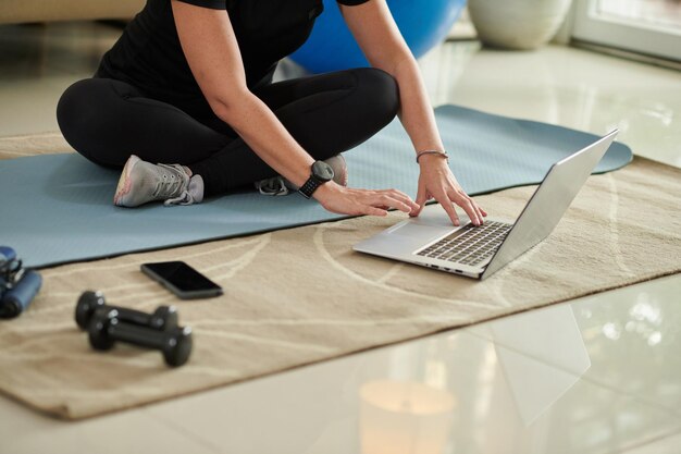 Femme à la recherche d'un cours de fitness en ligne