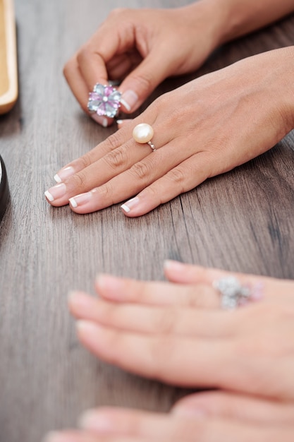 Femme à la recherche de la meilleure bague