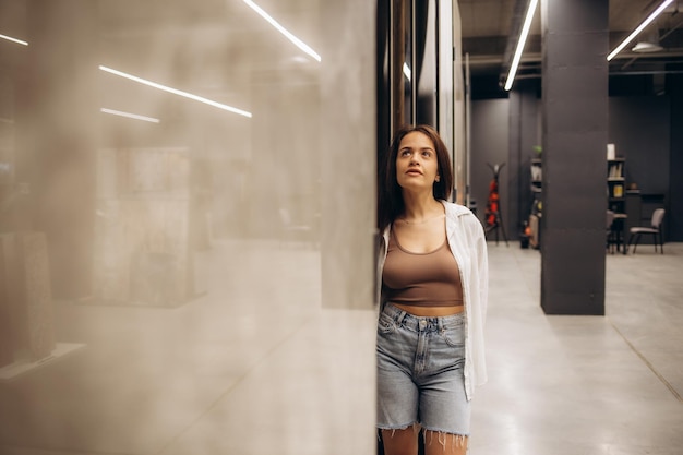 Femme à la recherche de tuiles au marché du bâtiment