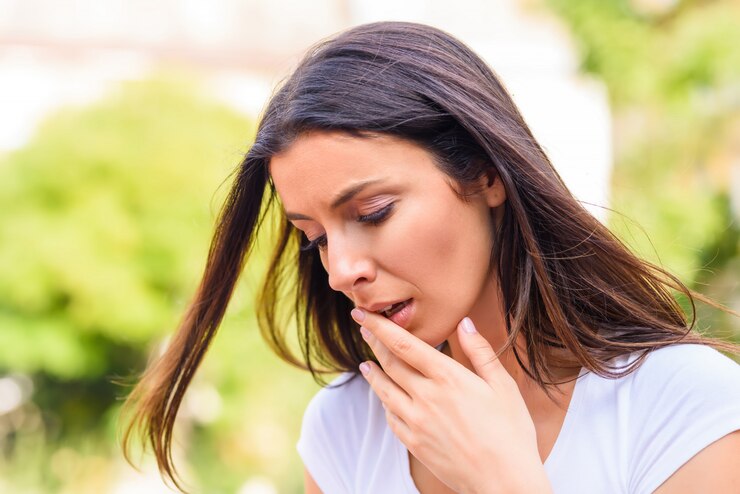 Photo une femme reçoit de mauvaises nouvelles sur son smartphone