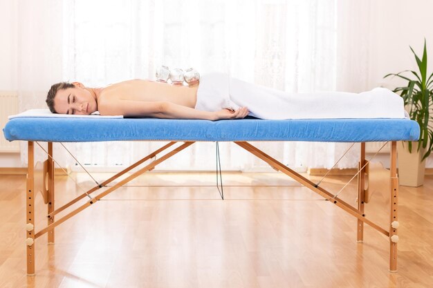 Photo une femme reçoit un traitement de cupping sous vide dans un spa.