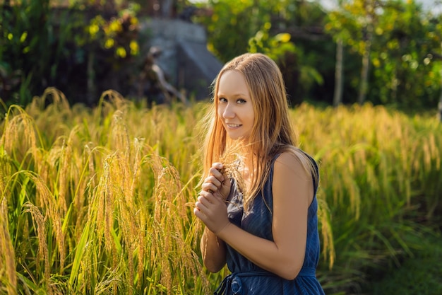 Une femme et une récolte mûre de riz. Bouillie de riz, flocons de riz, farine de riz.