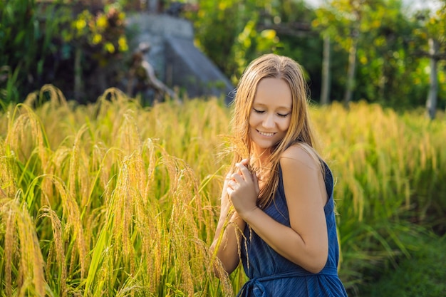 Une femme et une récolte mûre de riz. Bouillie de riz, flocons de riz, farine de riz.