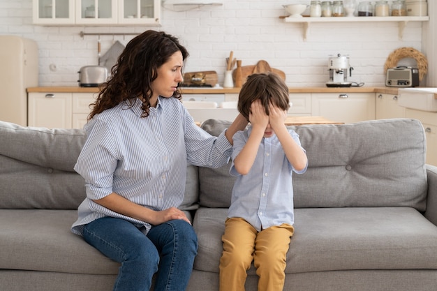 Femme réconfortant fils qui pleure