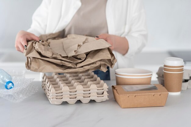 Femme recyclant pour un bon environnement