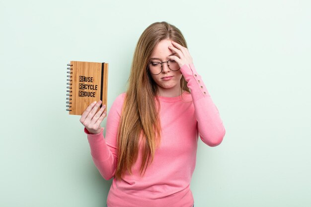 Femme Redhair se sentant ennuyée, frustrée et somnolente après une fatigue. concept de recyclage