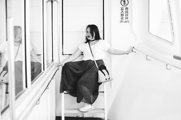 Photo une femme réfléchie assise sur les marches d'un bateau.