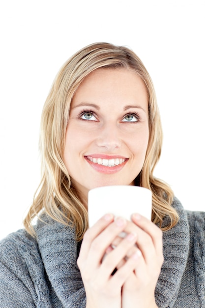 Femme réfléchie bénéficiant d&#39;un café chaud debout