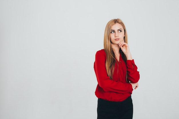 Femme réfléchie en blouse rouge