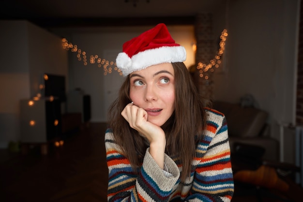 Femme réfléchie en bonnet de Noel