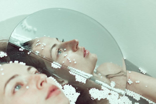 Une femme réfléchie dans la baignoire