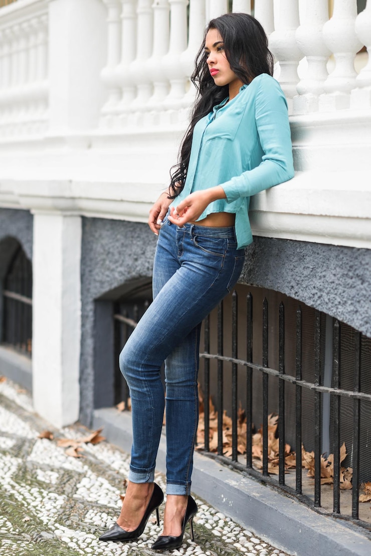 Photo une femme réfléchie debout contre le mur.