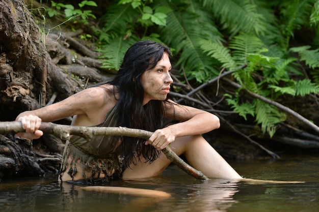 Femme réfléchie avec pagne