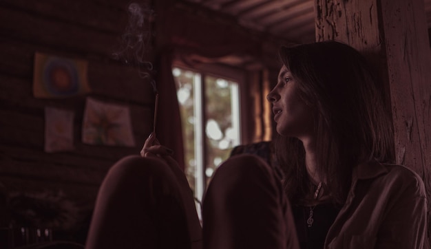 Photo une femme réfléchie qui détourne le regard pendant qu'elle est assise à la maison