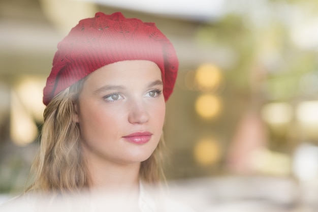 Photo une femme réfléchie à la recherche