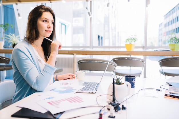 Photo femme réfléchissant sur le problème de travail