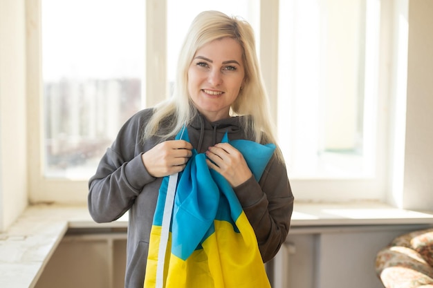 Femme réfugiée avec le drapeau de l'ukraine