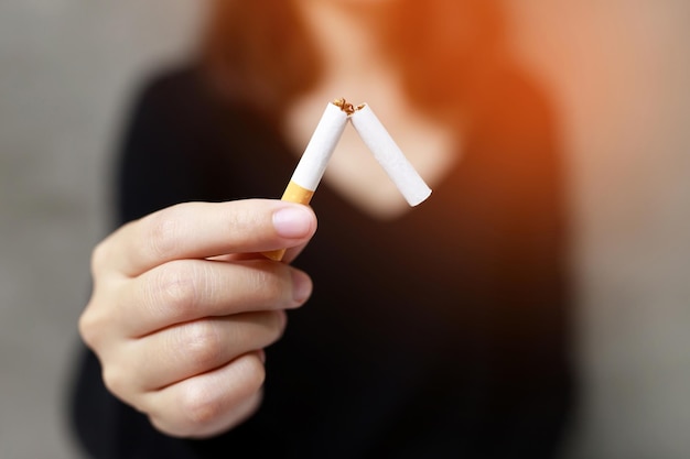Photo femme refusant les cigarettes concept pour arrêter de fumer et mode de vie sain ou campagne sans tabac concept