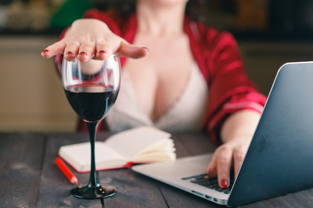 Femme a refusé un verre de vin