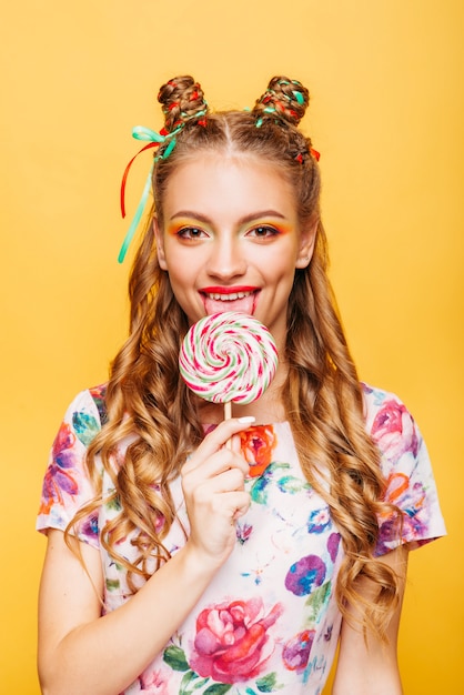 Femme Avec Un Regard Ludique Lécher Des Bonbons Avec La Langue