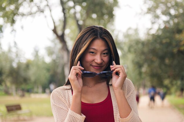 Femme regardant la caméra avec méfait sur des lunettes