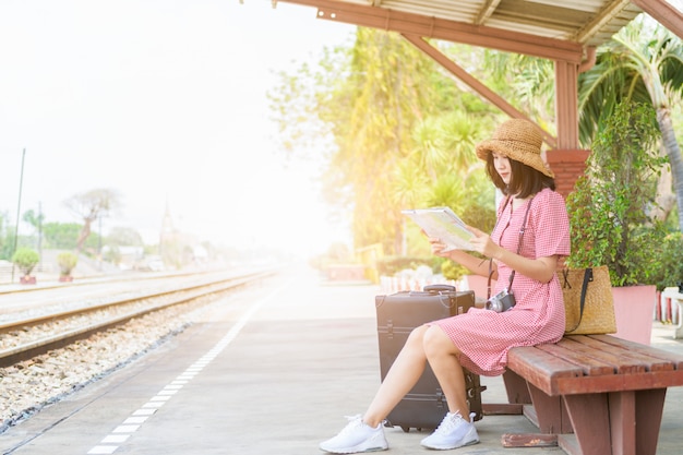 Femme regardant la carte et attendant le train