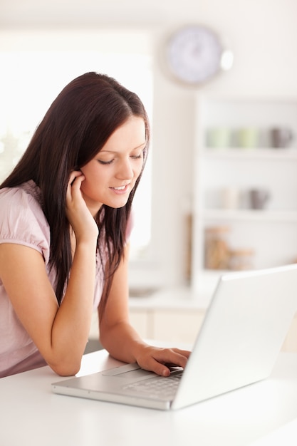 Femme regardant le clavier de l&#39;ordinateur portable