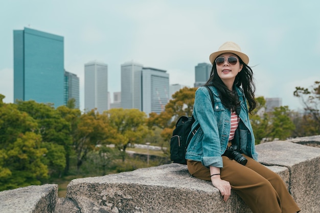 Femme regardant de côté sur l'horizon du paysage urbain pittoresque