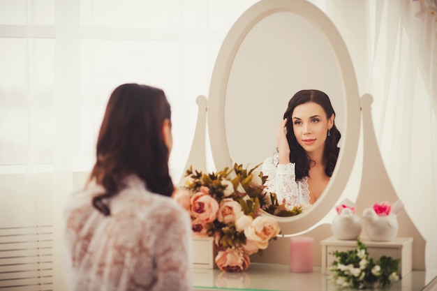 femme regardant dans le miroir