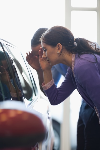 Photo femme regardant dans une voiture intérieure