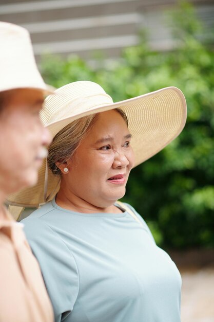 Femme regardant avec dégoût visible