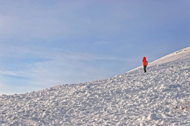 Photo femme regardant à distance dans kasprowy wierch à zakopane en hiver. zakopane est une ville de pologne dans les tatras. kasprowy wierch est une montagne de zakopane et le domaine skiable le plus populaire de pologne