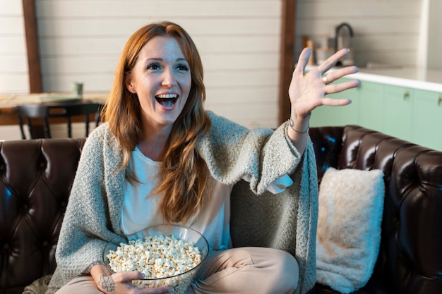 Photo femme regardant un film sur un service de streaming