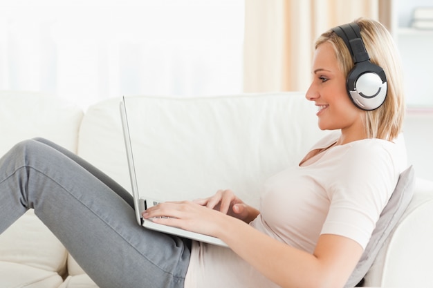 Femme regardant un film avec son ordinateur portable