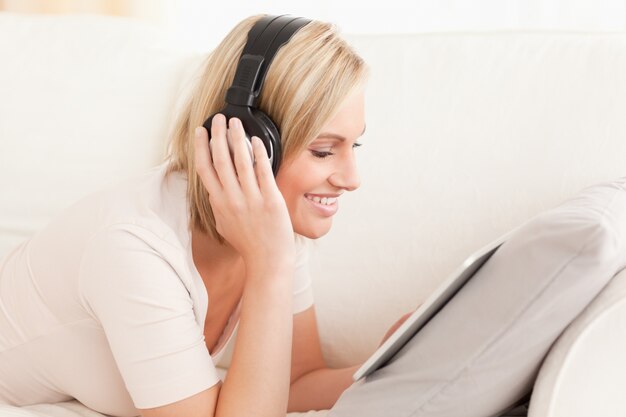 Femme regardant un film avec une tablette