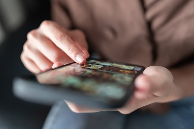 Femme regardant un flux de film en ligne avec un smartphone