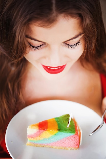 Femme regardant un gâteau