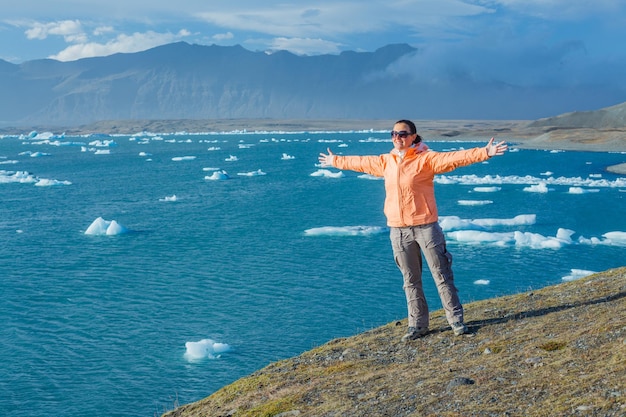 Femme regardant les icebergs Islande