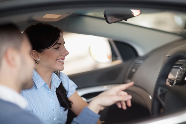 Femme Regardant L'intérieur D'une Voiture