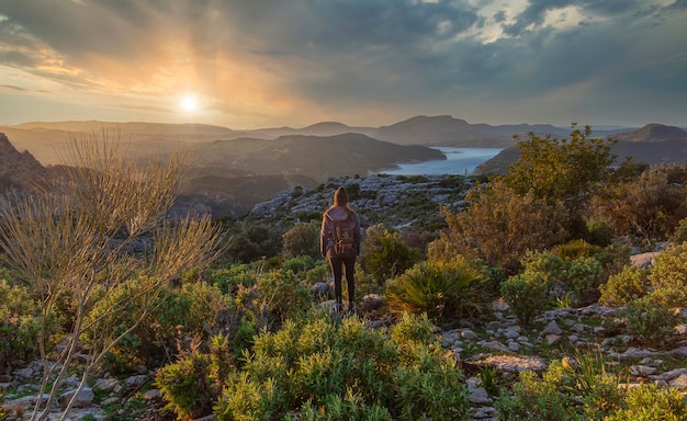 Femme regardant le paysage avec lac