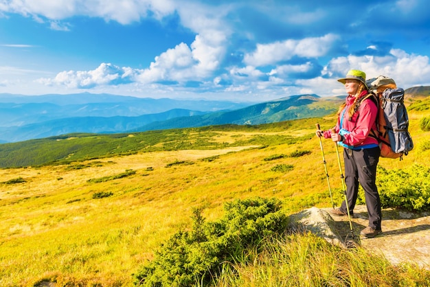 Femme regardant un paysage de montagne