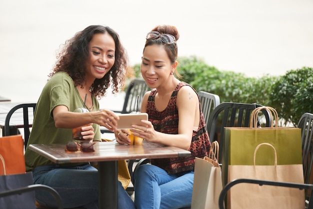 Femme regardant des photos sur Smartphone