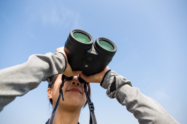 Photo femme regardant si télescope