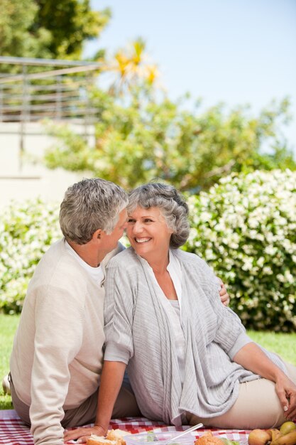 Femme regardant son mari dans le jardin