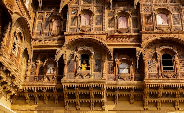 Femme regardant à travers la fenêtre d'un bâtiment historique