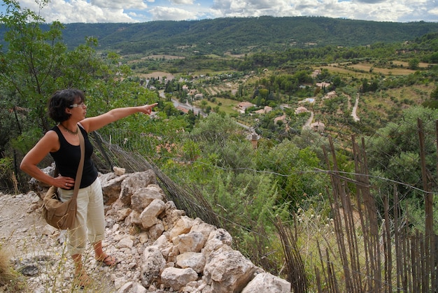 Une femme regardant la vallée dans la campagne française