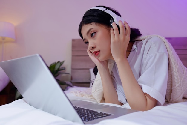 Femme regardant des vidéos musicales