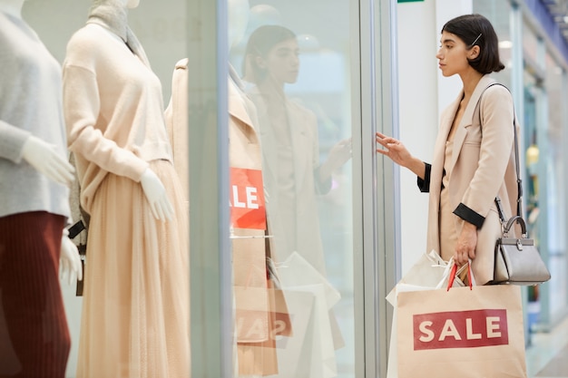 Femme regardant des vitrines dans la boutique