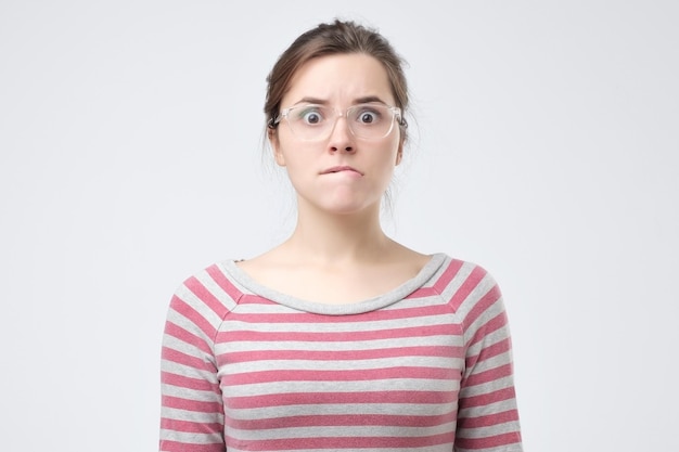 La femme regarde de côté avec une expression pensive prévoit quelque chose les week-ends à venir