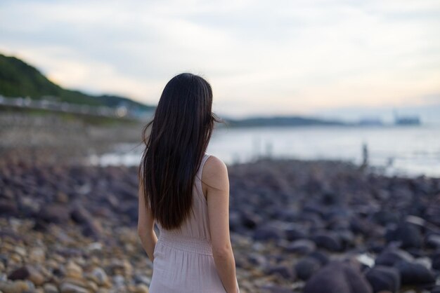 Femme regarde la mer